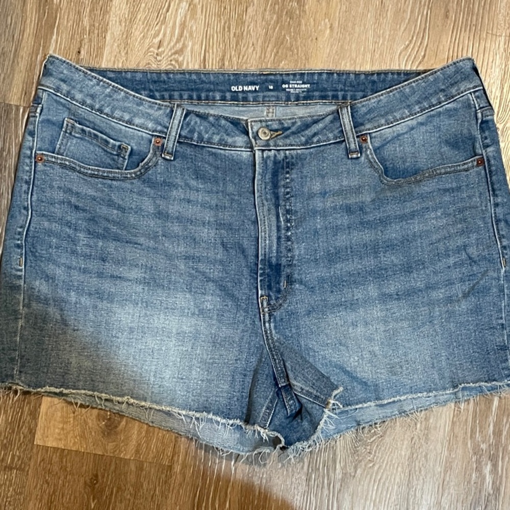 Old Navy Women's Classic Blue Jean Shorts, OG Straight, size 18